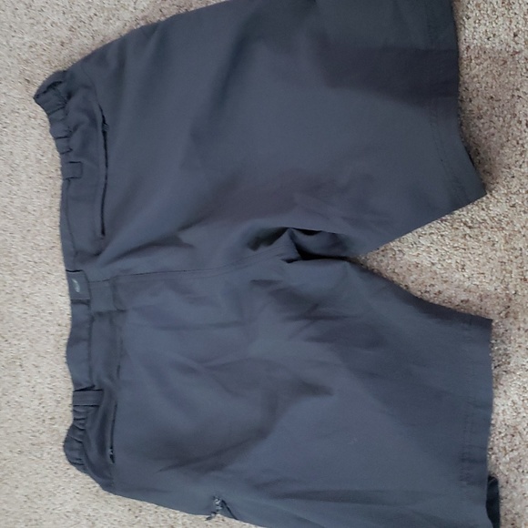 Wrangler size 42 shorts with some paint stain - Picture 3 of 3